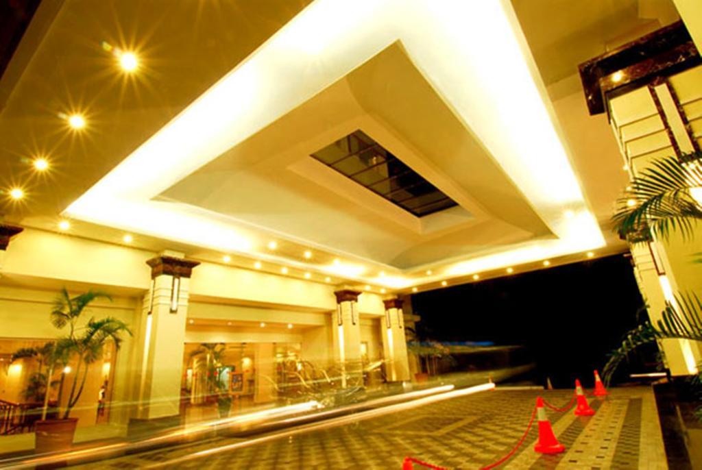 Hotel Gran Puri Manado Buitenkant foto