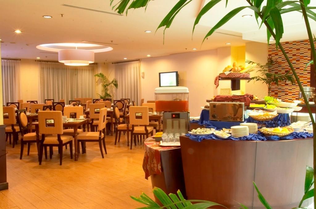 Hotel Gran Puri Manado Buitenkant foto