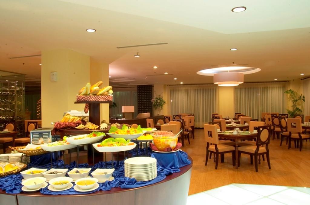 Hotel Gran Puri Manado Buitenkant foto