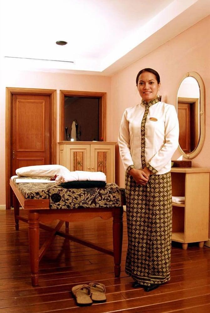 Hotel Gran Puri Manado Buitenkant foto