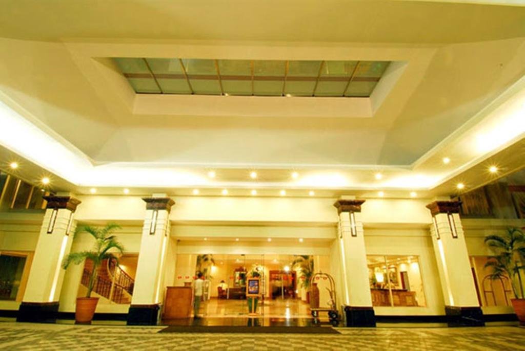 Hotel Gran Puri Manado Buitenkant foto